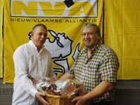September 2009; Spaghettifestijn N-VA Lebbeke : voorzitter Hugo De Mol overhandi