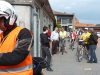 De deelnemers aan de Vredesfietsling maken zich klaar voor de volgende etappe.